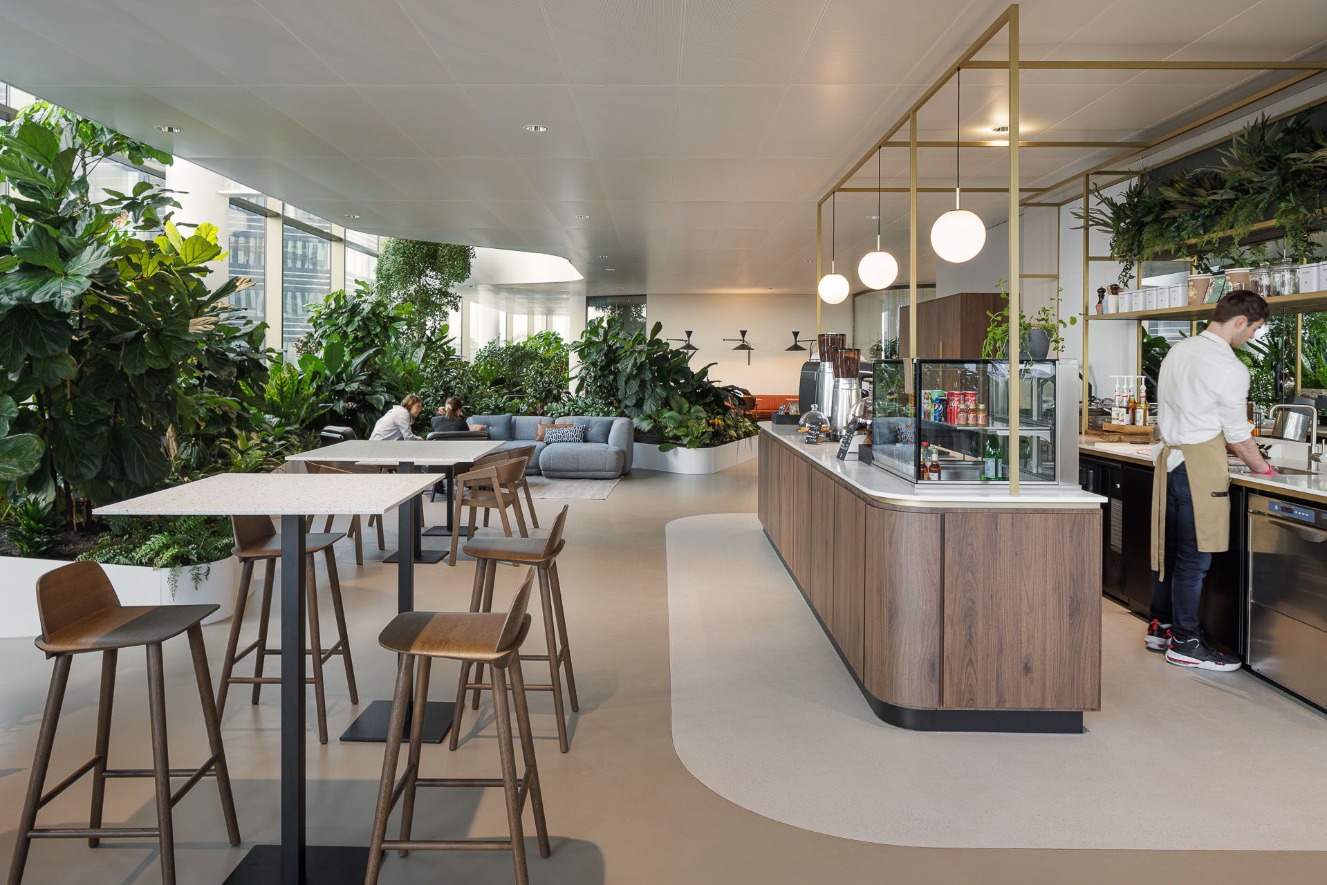 Wij hebben het high-end meubilair geselecteerd en mogen leveren voor het Grab & Go concept in Central Park Utrecht. 