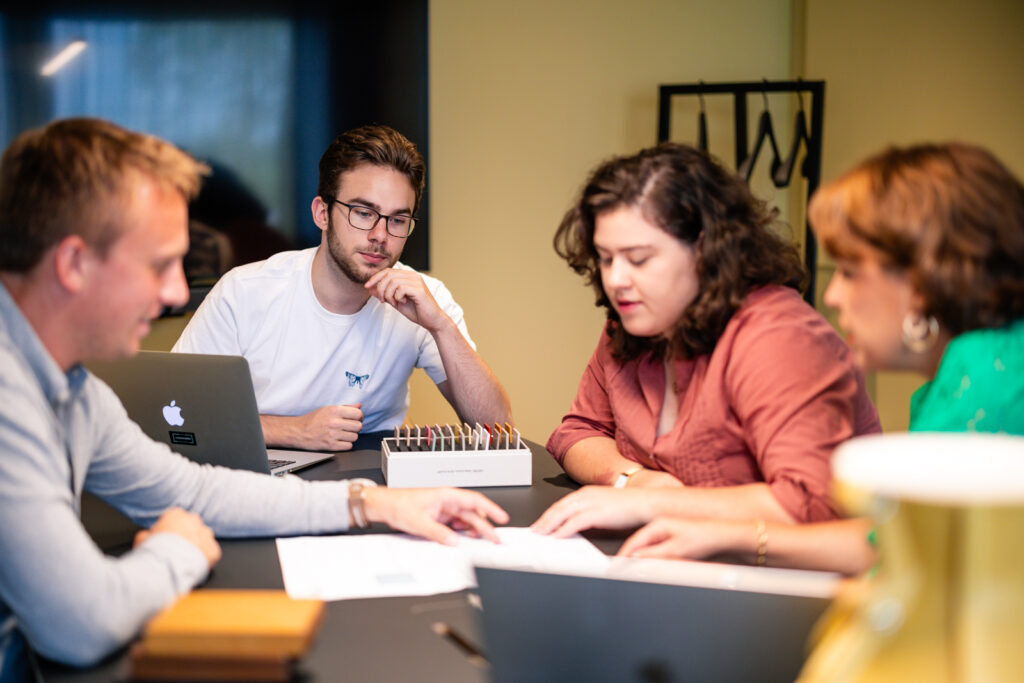 Voor het creëren van de ideale werkomgeving kun je bij onze experts terecht voor workplace consultancy.