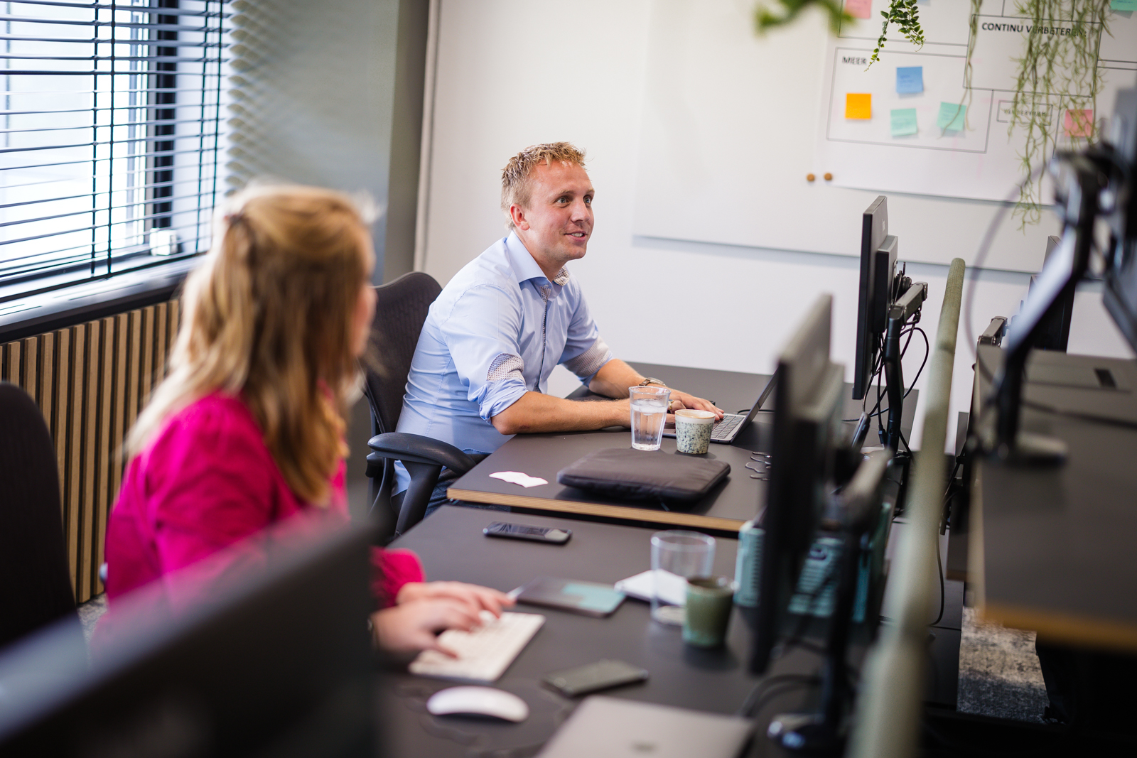 de inrichting van de werkplek voor vijf verschillende generaties