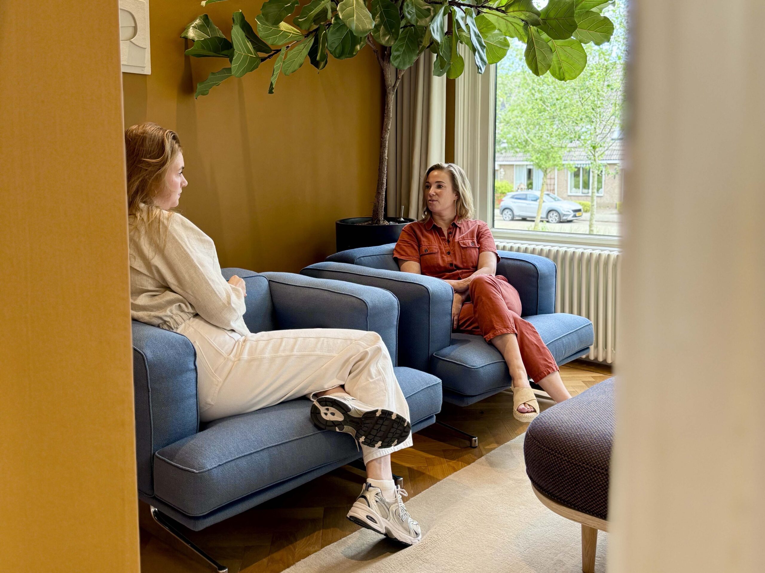 Eva en Maud bij &Tradition op de bank