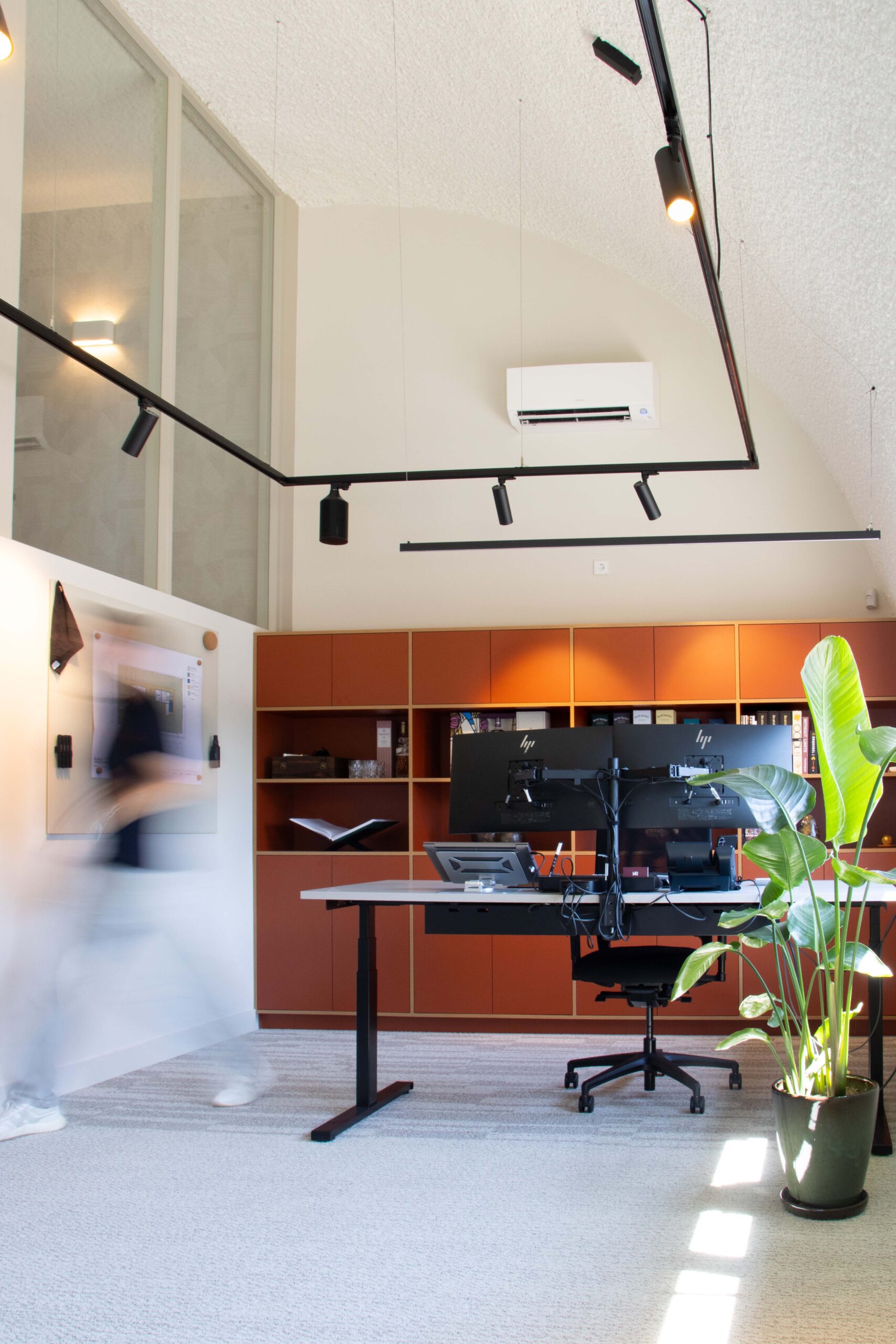 Van werkplaats naar showroom en kantoor bij Klift Roest 9